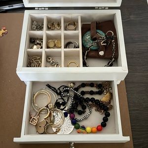Jewelry box with jewelry